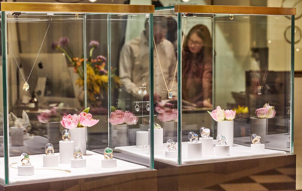 Vitrine mit Ringen
