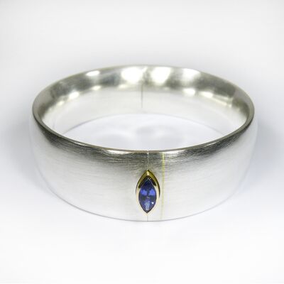 Armreif: Silber 925/-, Gold 750/-, Saphir