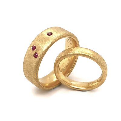 Trauringe aus 900/- Gelbgold und Rubinen